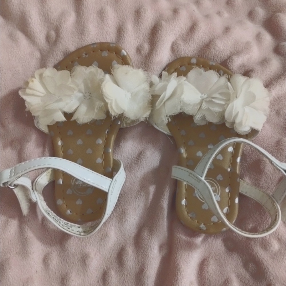 Little girls/baby sandles size 4